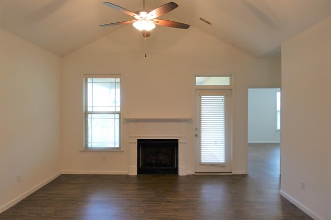 Building Photo - 176 Bur Oak Dr