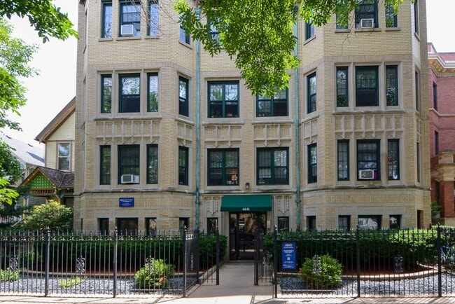 Building Photo - 4752 N Paulina