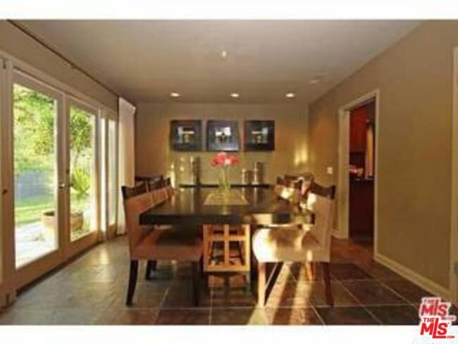 Building Photo - 8049 Briar Summit Dr