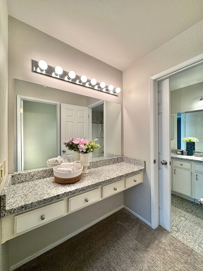 Building Photo - Charming 2 bed 1.5 bath condo, with attached 2 car garage!