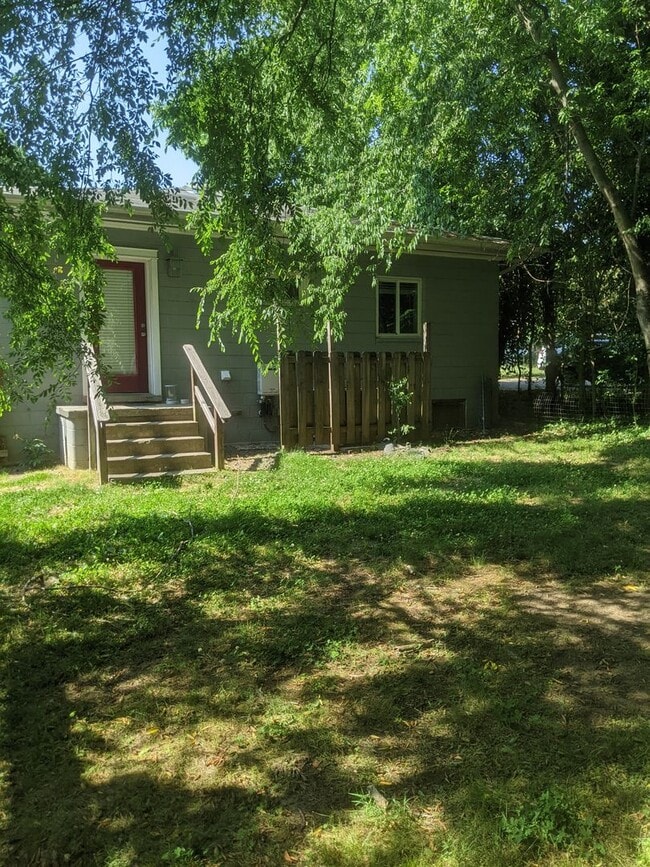 Building Photo - 105 W Longview St