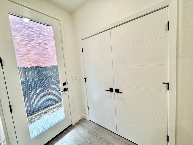 Building Photo - *1 MONTH FREE RENT* A 2bd/2bath Modern Tow...