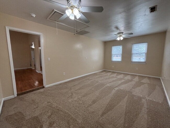 Building Photo - 115 Aylesbury Rd