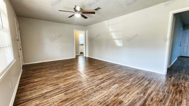 Building Photo - 816 Sandell Dr
