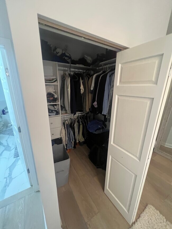 Master walk-in - 635 N Dearborn St