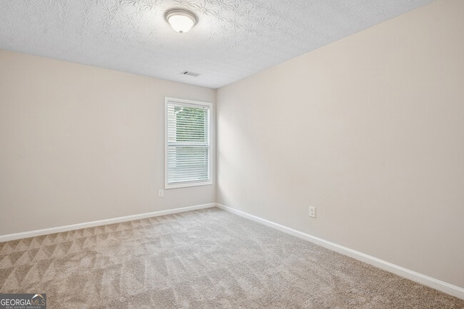 Building Photo - 2040 Village Green Dr