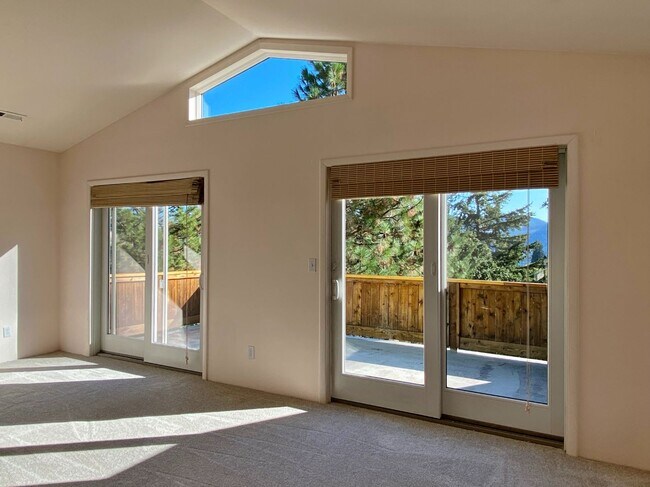 Building Photo - Cute Townhouse On Private Drive In White Salmon, WA