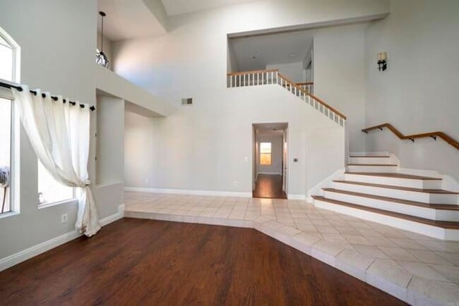 Building Photo - Beautiful 4Br/2.5Ba Home With Private Yard...