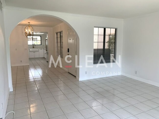 Building Photo - Beautiful Two Bedroom Condo in a Stunning ...