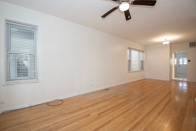 Building Photo - 3834 N Hermitage Ave