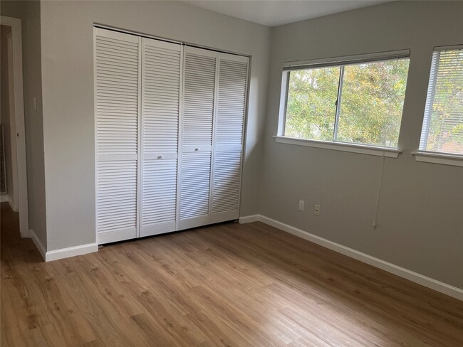 Building Photo - 65 Yewleaf Rd