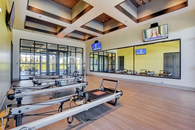 Building Photo - Stunning 3 Bedroom in Skye Canyon Master P...