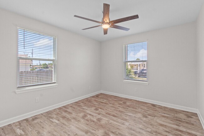 Building Photo - 310 N Bonita Ave