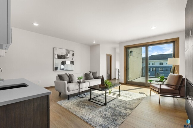 Building Photo - 2807 S Terry Ave