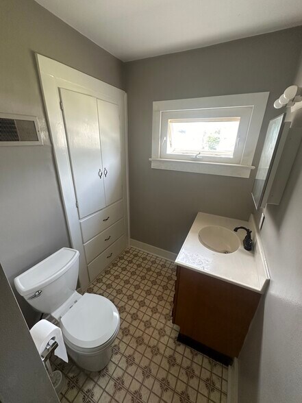 Building Photo - 71 1/2 Flory Ave