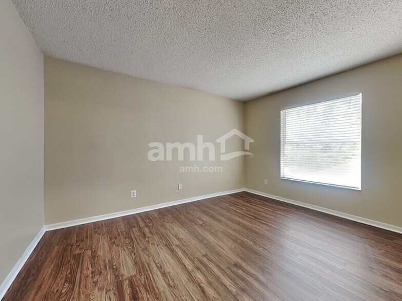 Building Photo - 17756 Oak Bridge St