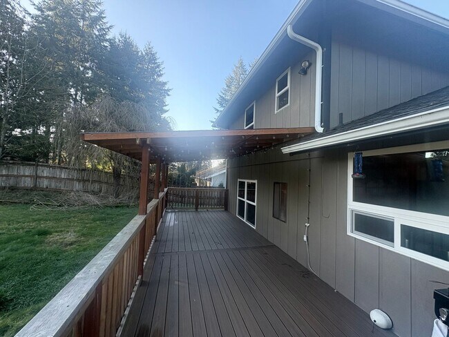 Building Photo - Charming Puyallup Home – Spacious & Updated