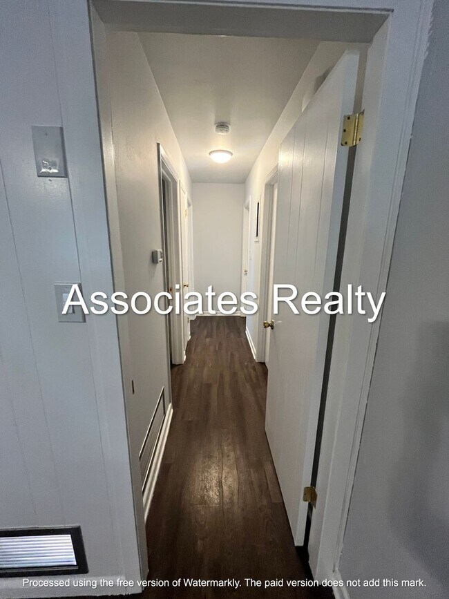 Building Photo - Cute & Convenient to Everything!