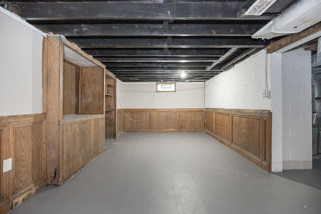 Building Photo - Spacious 3 bedroom/2 bath Cleveland Hts single family house!