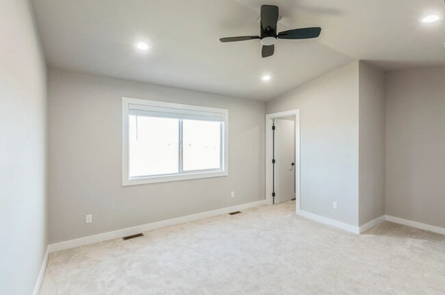 Building Photo - Beautiful near-new townhouse in Urbandale, available mid-August