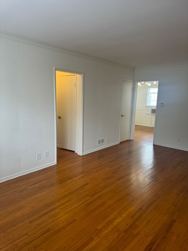 Building Photo - 8711 W Knl Dr