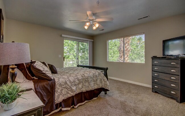 Building Photo - Enjoy Year-Round Resort Living in This Beautiful Condo!