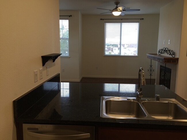 Building Photo - Lake View Resort Style Condo - Garage & Po...