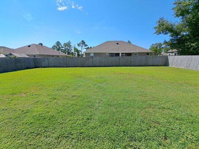 Building Photo - 4BR/3BA with privacy fenced backyard