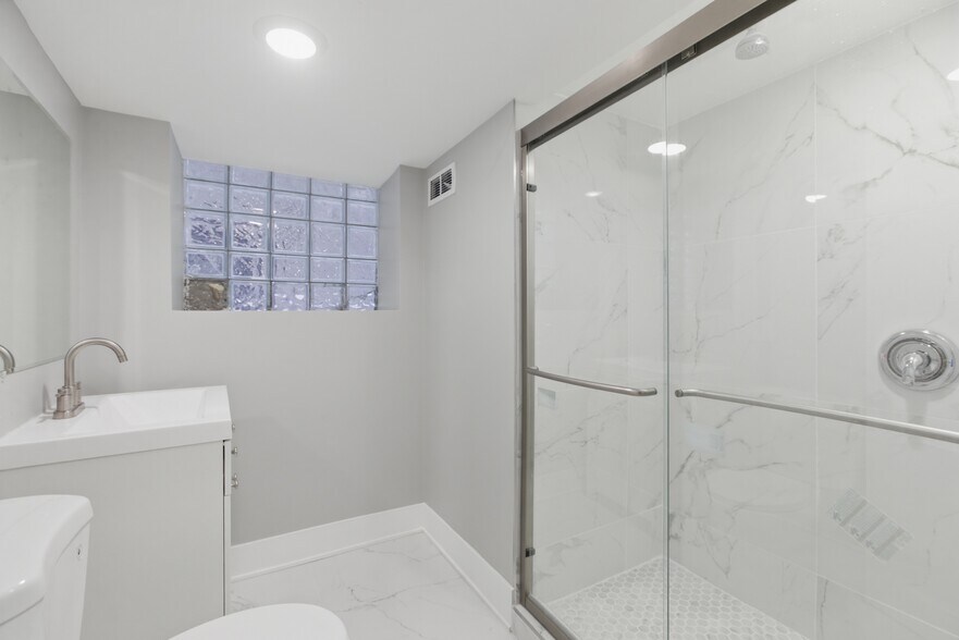 Building Photo - 3716 N Racine Ave