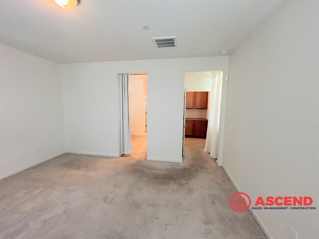 Building Photo - Alluring Home Located In HOA!
