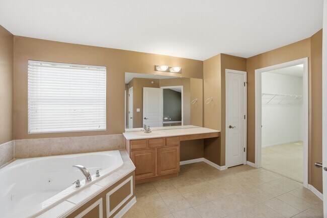 Building Photo - 715 Blue Ridge Dr