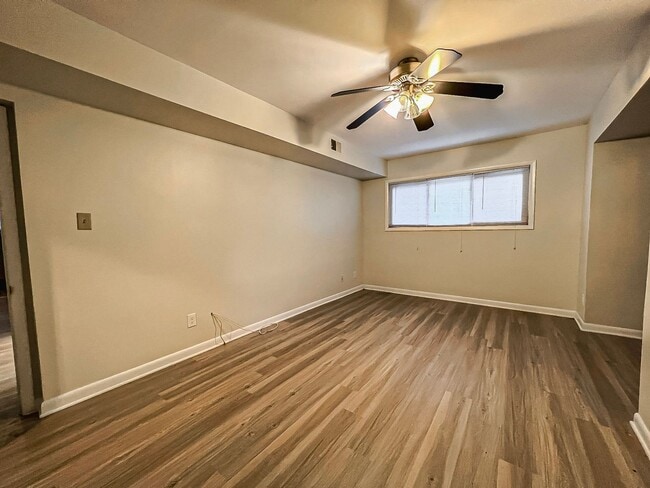 Building Photo - Gorgeous 3 Bedroom 2 Bathroom Unit With Su...