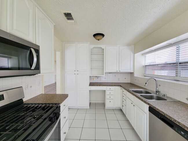 Building Photo - Welcome to this beautiful 2 story, 4 bedroom 2.5 bath home. Spacious living area with high ceilin...