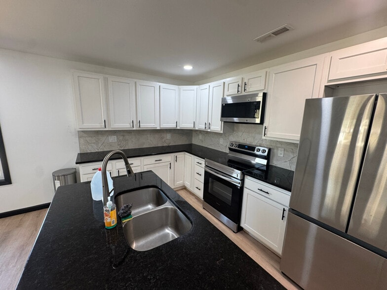 Building Photo - 1015 Glezen St