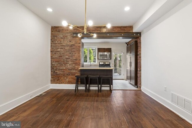 Building Photo - 465 Ripka St