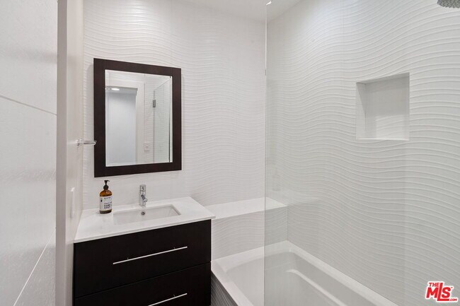 Building Photo - 650 N Tigertail Rd