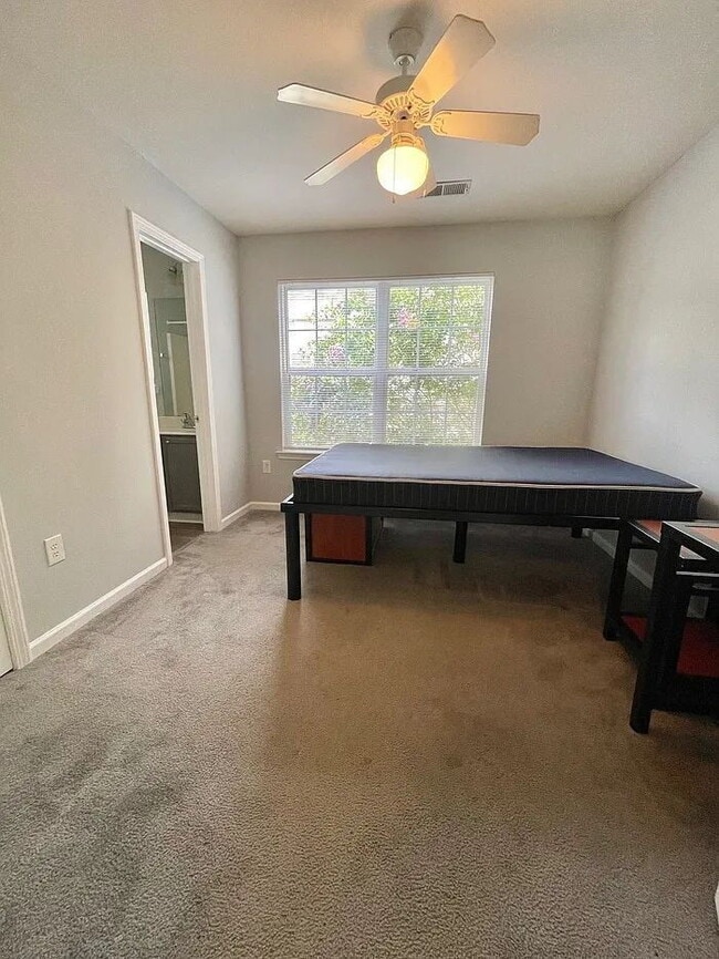 Building Photo - 128 University Village Dr