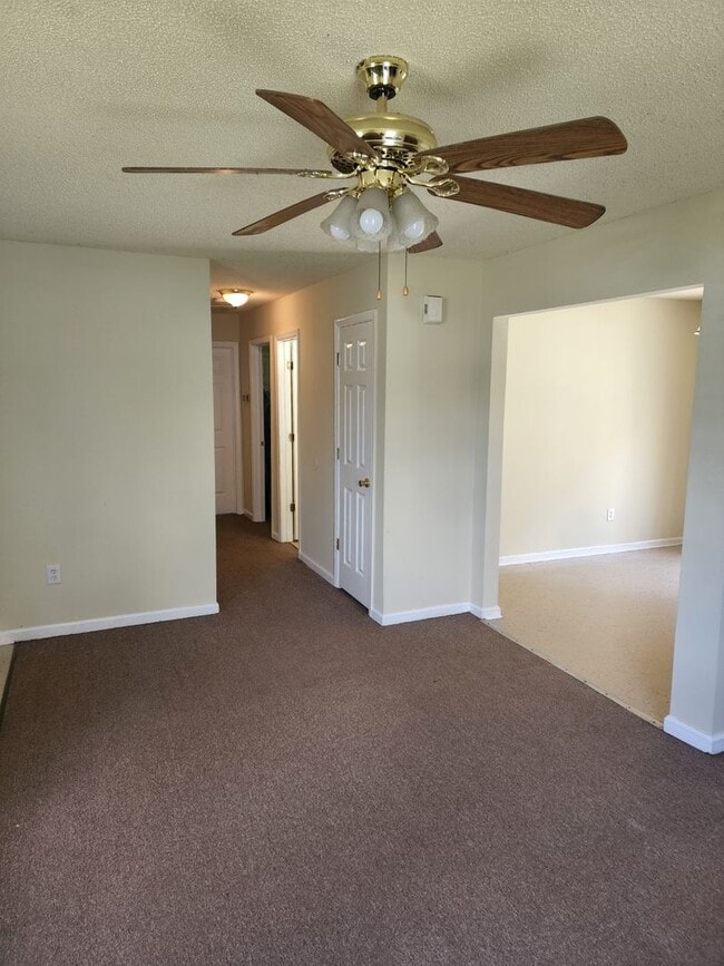 Building Photo - Beautiful Home with a Great Location In Town