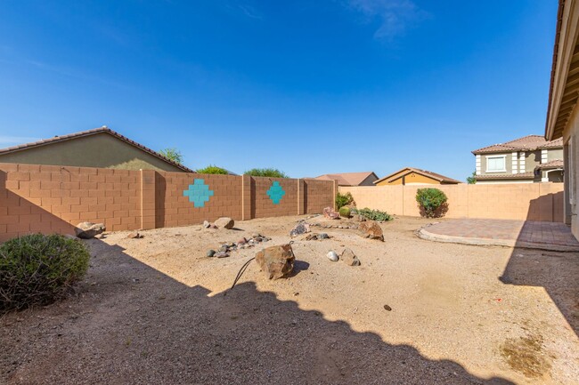 Building Photo - Check out this 3 bed/2 bath LARGE CORNER LOT!