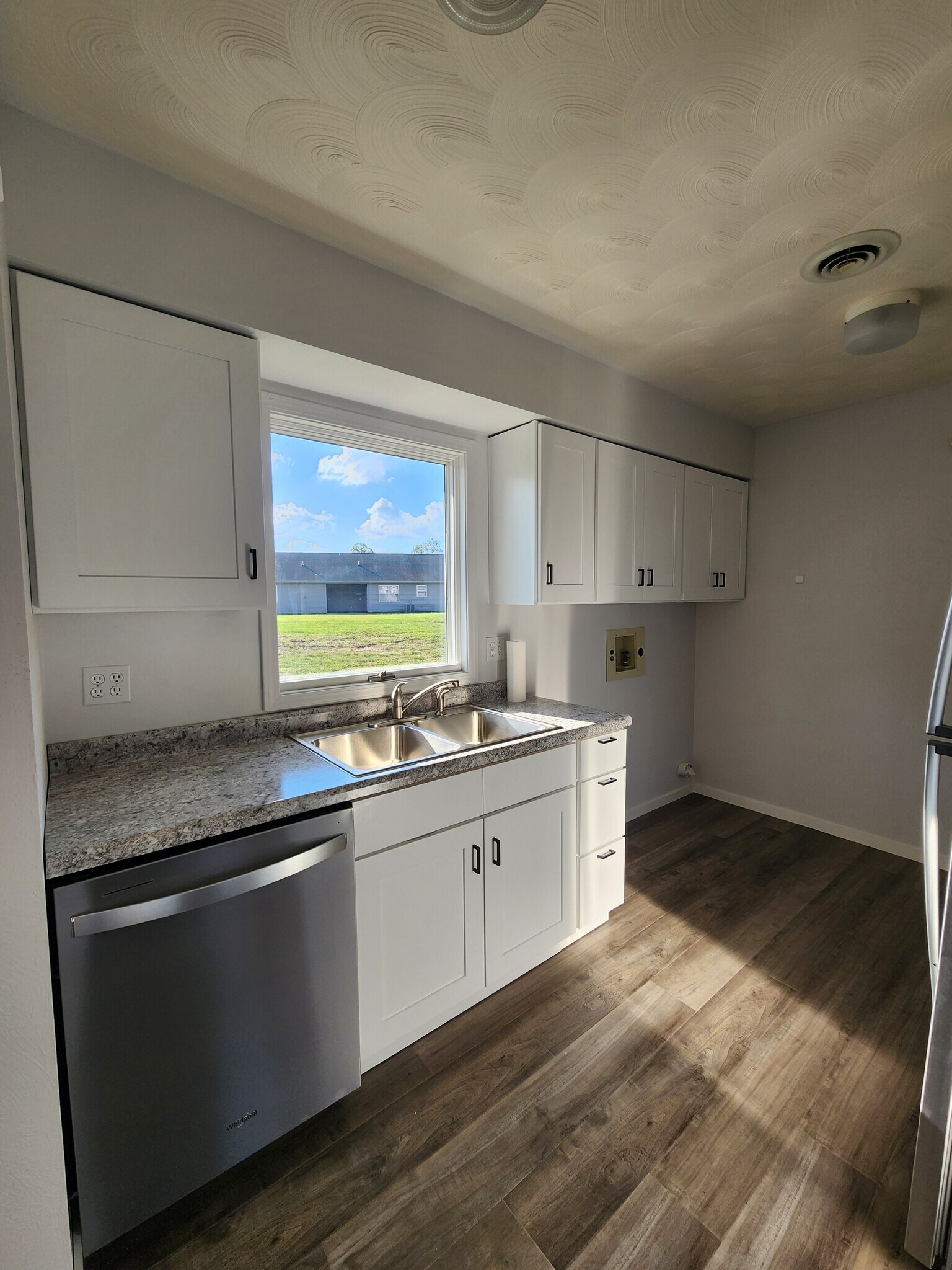 Kitchen - 5477 Country Club Rd