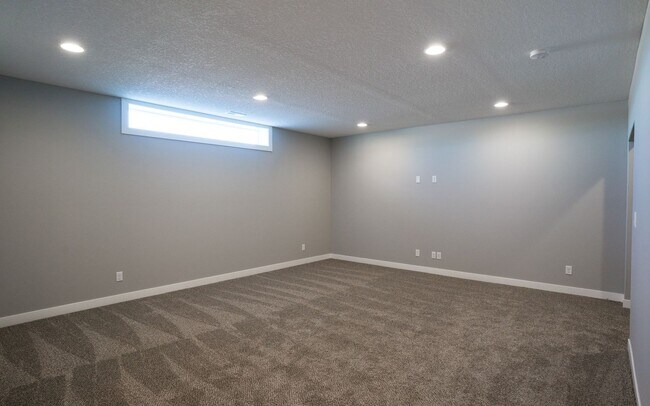 Building Photo - Beautiful 4 Bedroom Home! 3 Car Garage, NE...