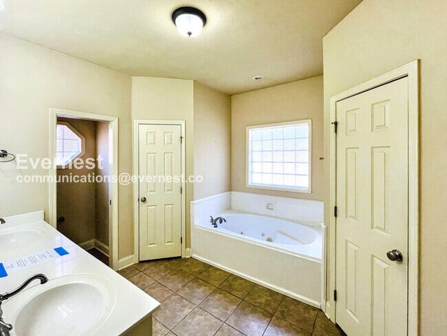 Building Photo - 3 Bed, 2 Bath Home with Garage / Pet-Friendly / Available Now!