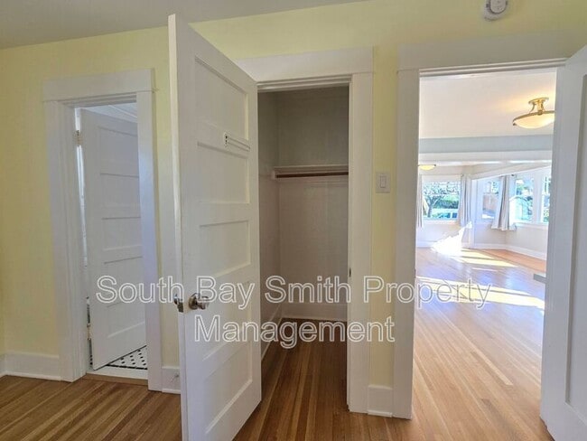 Building Photo - 223 S Guadalupe Ave