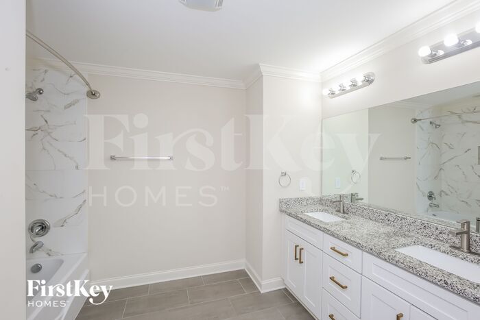 Building Photo - 215 Parkwood Dr NW