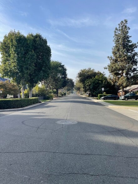 Peaceful, tree-lined neighborhood with ample street parking - 327 Aliso St
