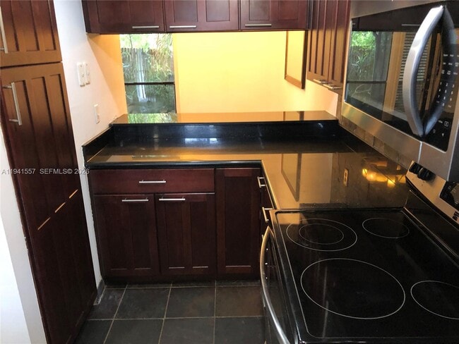 Building Photo - 685 Grenadine Ct