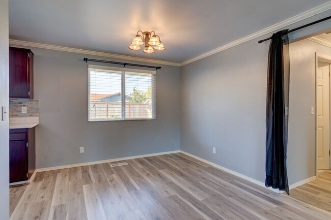 Building Photo - 3 Bedroom 2 Bath Single Story Home - Fenced Backyard