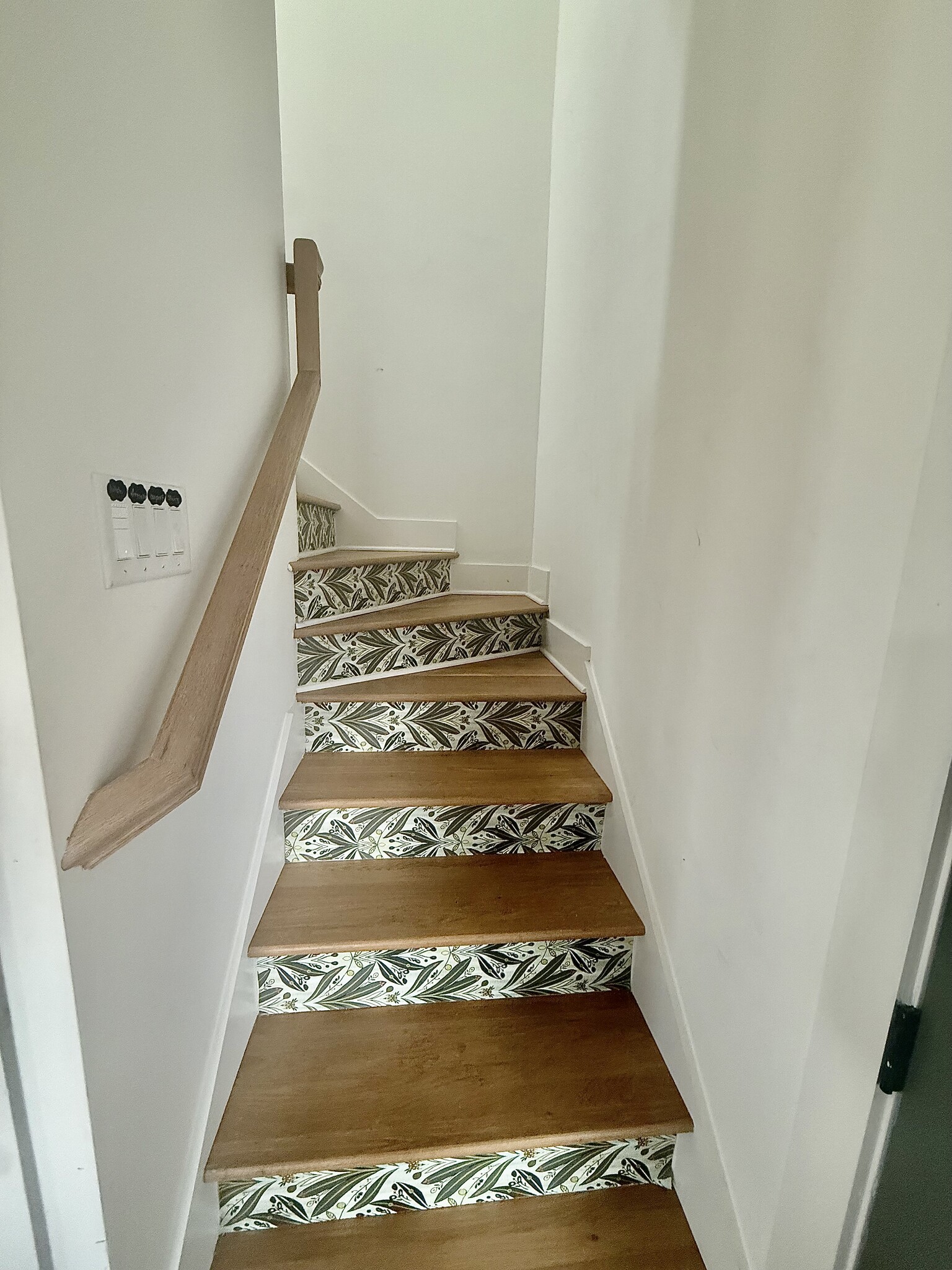 steps to bedrooms and laundry room upstairs - 55 Weatherby St SE