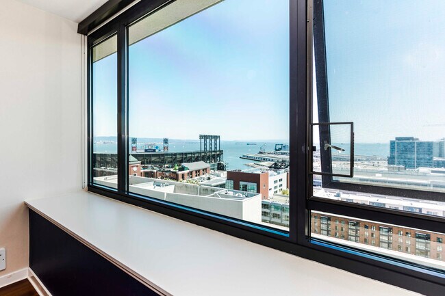 Building Photo - 250 King St