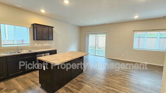 Building Photo - 6540 Yorktown Pl NE